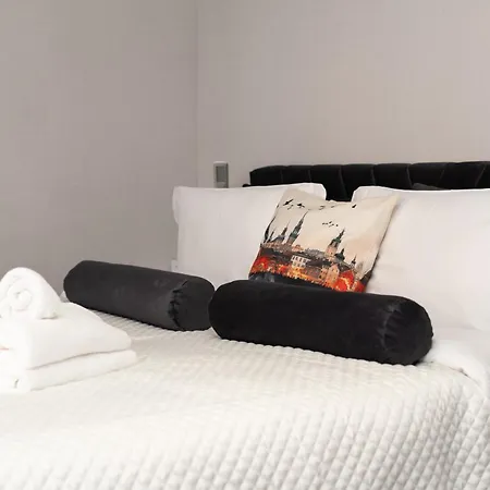 Glowny Cozy By Bookinghost